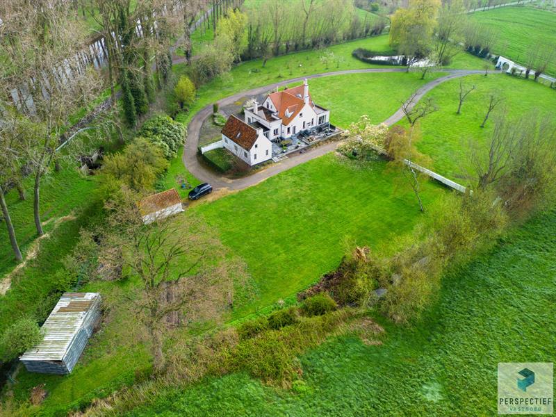 Karaktervolle, op te knappen landhuis aan Schipdonkkanaal in Damme - 8