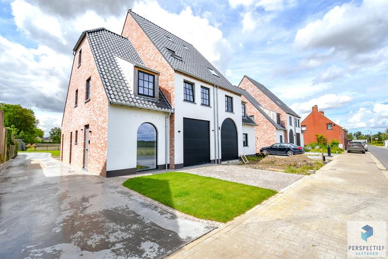 | IN OPTIE - COMPROMIS IN OPMAAK | MOOI AFGEWERKTE WONING met GROTE LOODS op tot opp 865m²