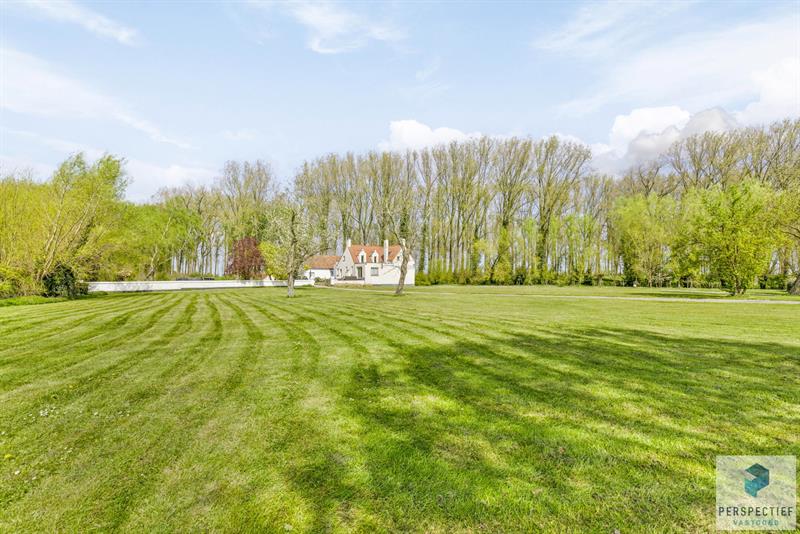 Karaktervolle, op te knappen landhuis aan Schipdonkkanaal in Damme - 4