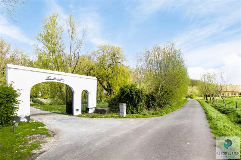 Karaktervolle, op te knappen landhuis aan Schipdonkkanaal in Damme - 1