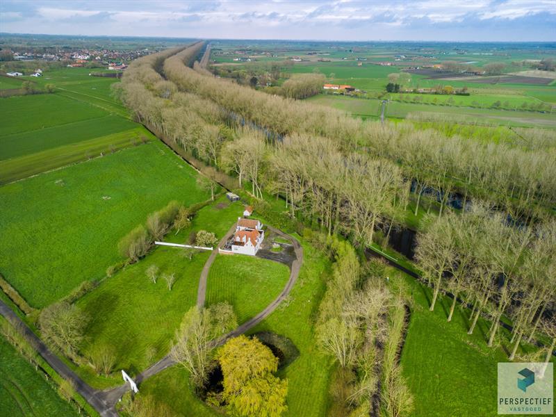 Karaktervolle, op te knappen landhuis aan Schipdonkkanaal in Damme - 48