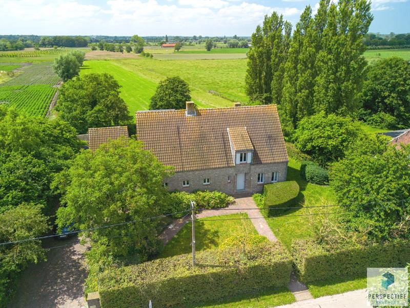 | IN OPTIE! COMPROMIS IN OPMAAK | UITERST LANDELIJK GELEGEN VILLA & ACHTERLIGGEND WEILAND op ca. 4610 m²